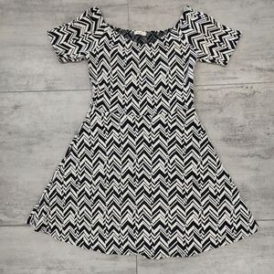 Everly A line Black White Geometric Dress Size Juniors Large